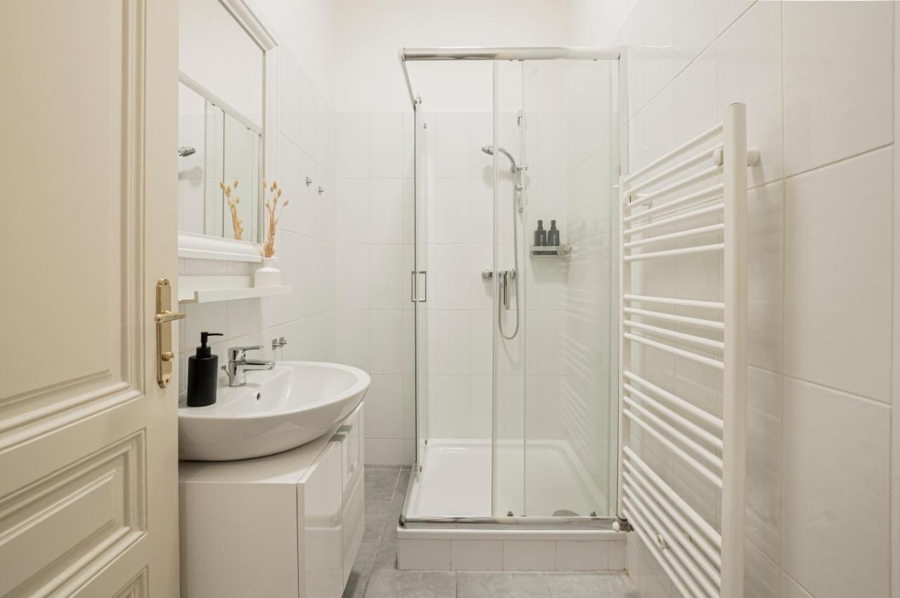 Charming Apt Perfect For 4-6 Tram, Self-Checkin 비엔나 외부 사진